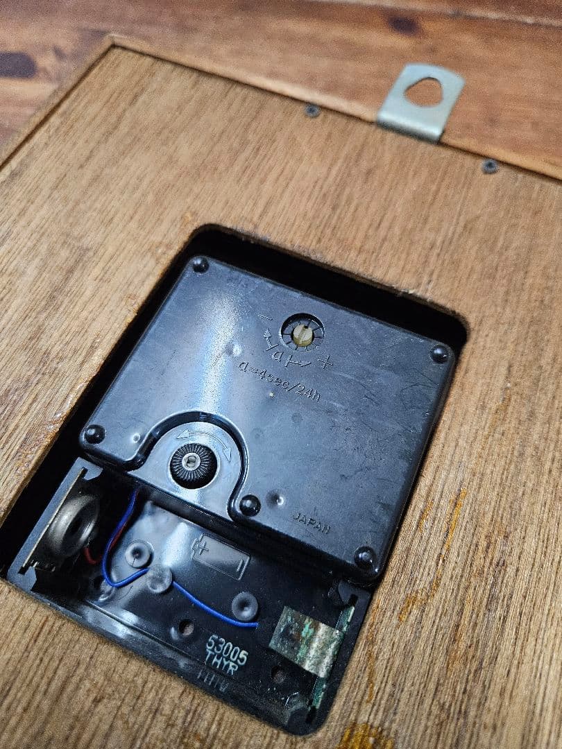 ヴィンテージ 古い壁掛け時計 シャビー ペイント 木製フレーム 四角形