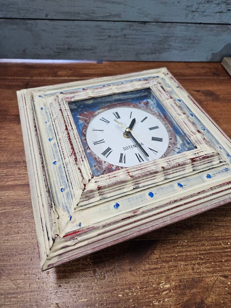 ヴィンテージ 古い壁掛け時計 シャビー ペイント 木製フレーム 四角形