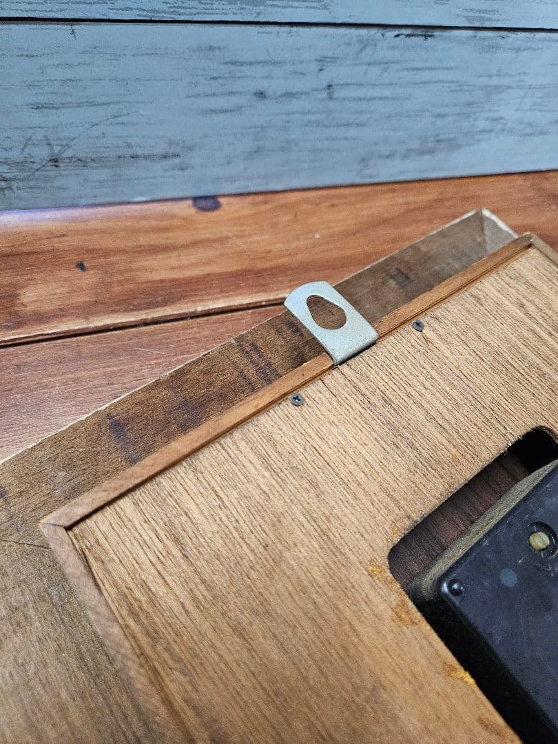 ヴィンテージ 古い壁掛け時計 シャビー ペイント 木製フレーム 四角形