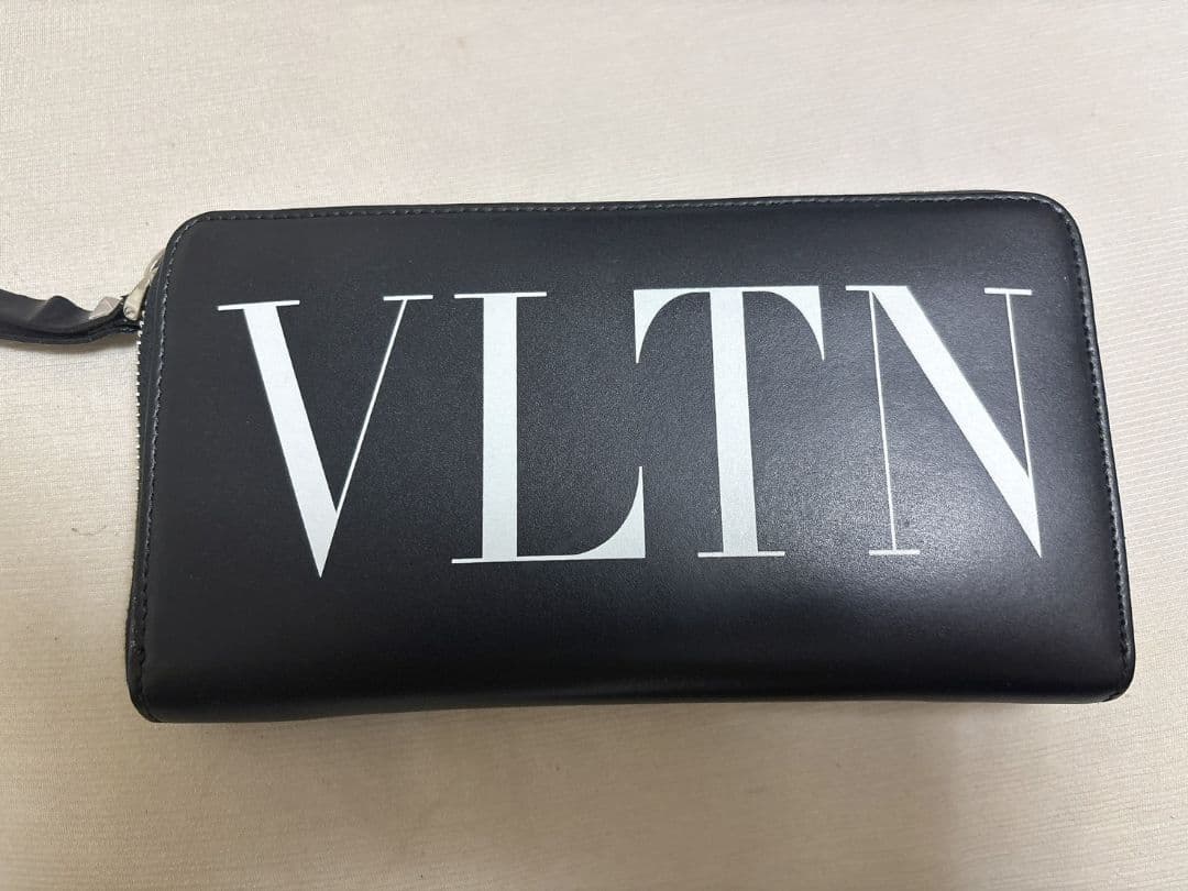 VALENTINO ロゴ入り レザー長財布　クリスマス限定セール