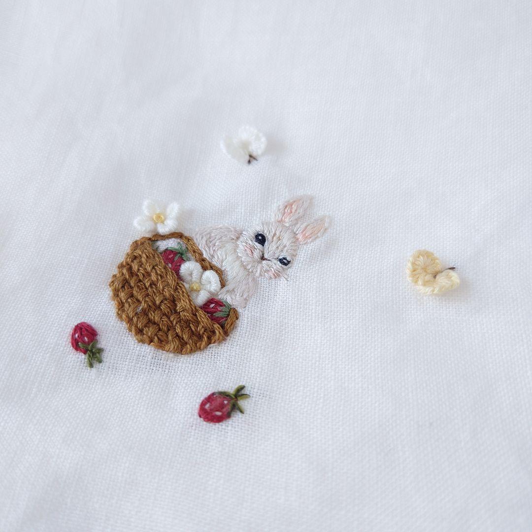 手刺繍入り　リネンクロス/リネンハンカチ【うさこといちご摘み】