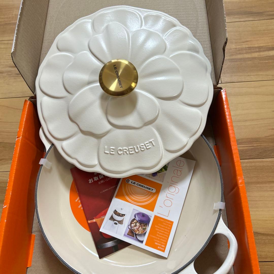 新品未使用・ルクルーゼ・シグニチャー・キャセロール26㌢・ペタルレリーフ