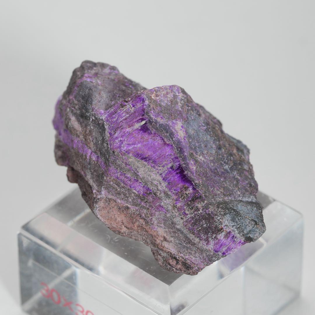 【微細な結晶が観察可能】【希少】スギライト 39×24×20mm