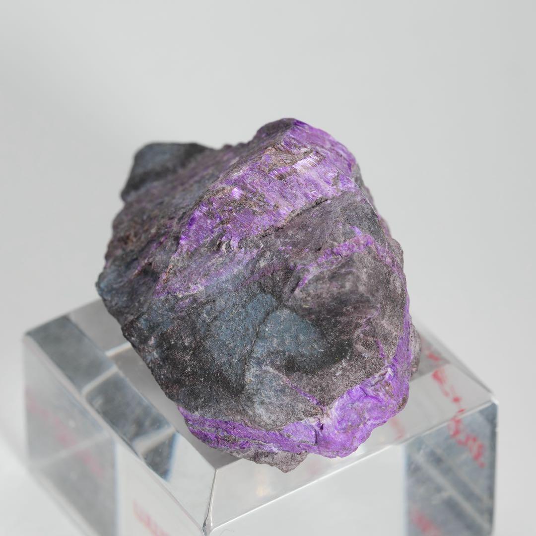 【微細な結晶が観察可能】【希少】スギライト 39×24×20mm