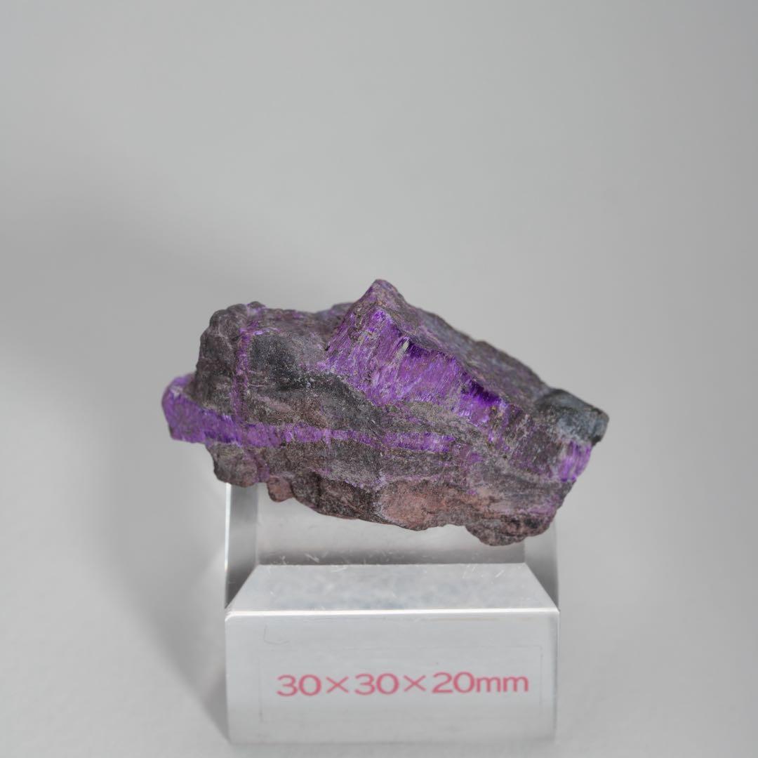 【微細な結晶が観察可能】【希少】スギライト 39×24×20mm