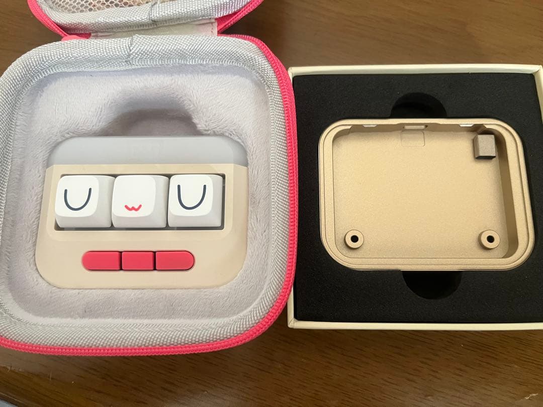 wooting uwu RGB Brass Bottom Case付属