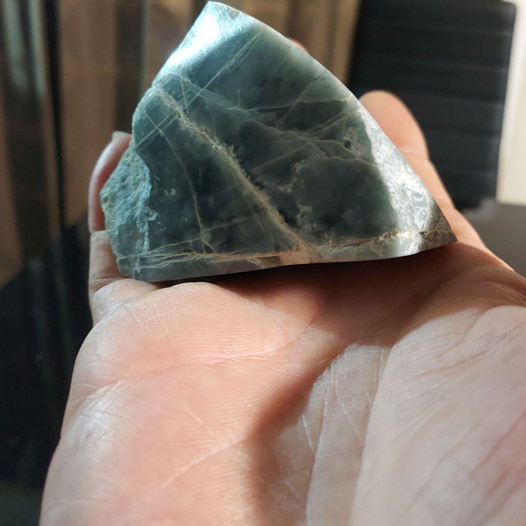 希少！ 産出量の少ない グアテマラ翡翠 JADEITE 原石 多面磨き 452