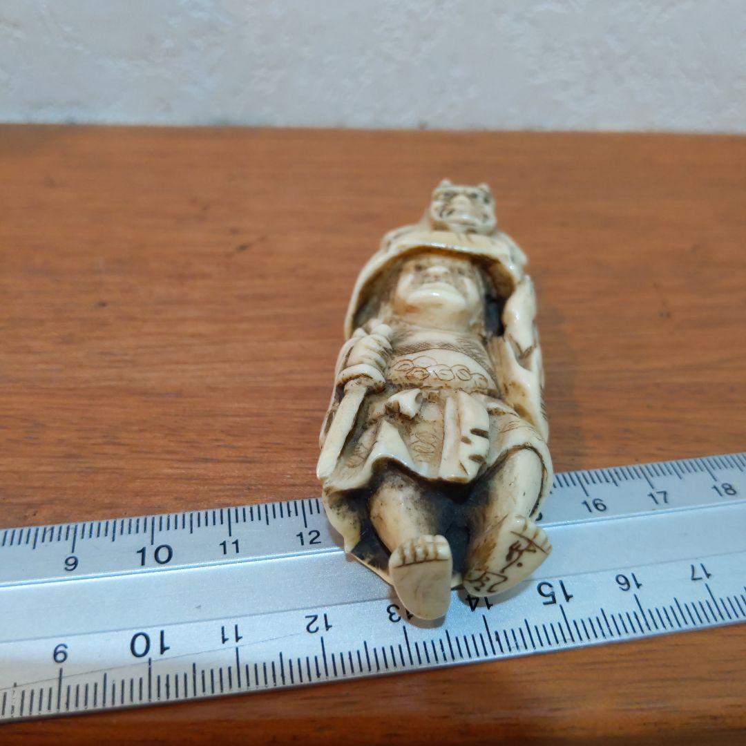 時代提物 根付 天然素材 在銘【鬼の親子】高7.7cm 横幅3.1cm 重44ｇ