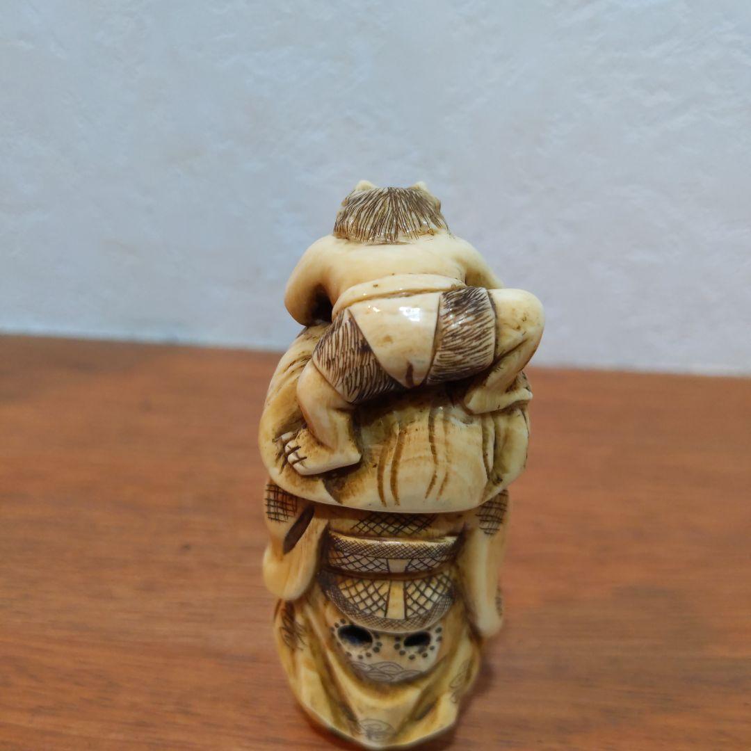 時代提物 根付 天然素材 在銘【鬼の親子】高7.7cm 横幅3.1cm 重44ｇ