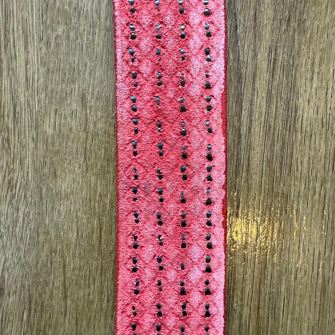 美品 HTC ベルト 4連ピラミッドブラックスタッズベルト レッド 32インチ