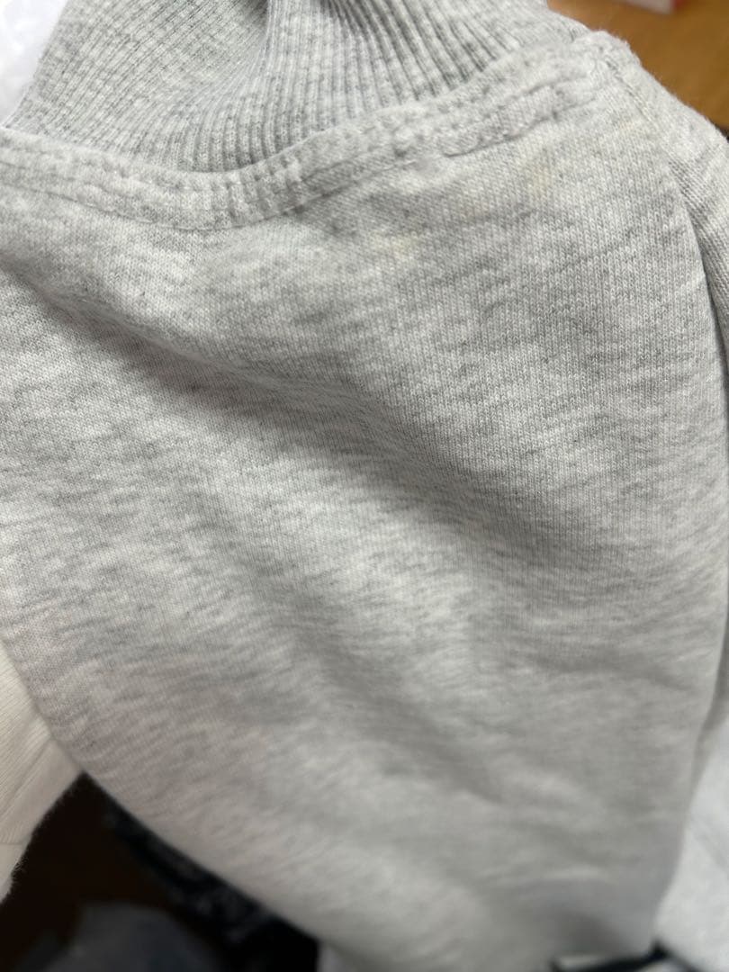 かつきくん着用　stussyグレーパーカー