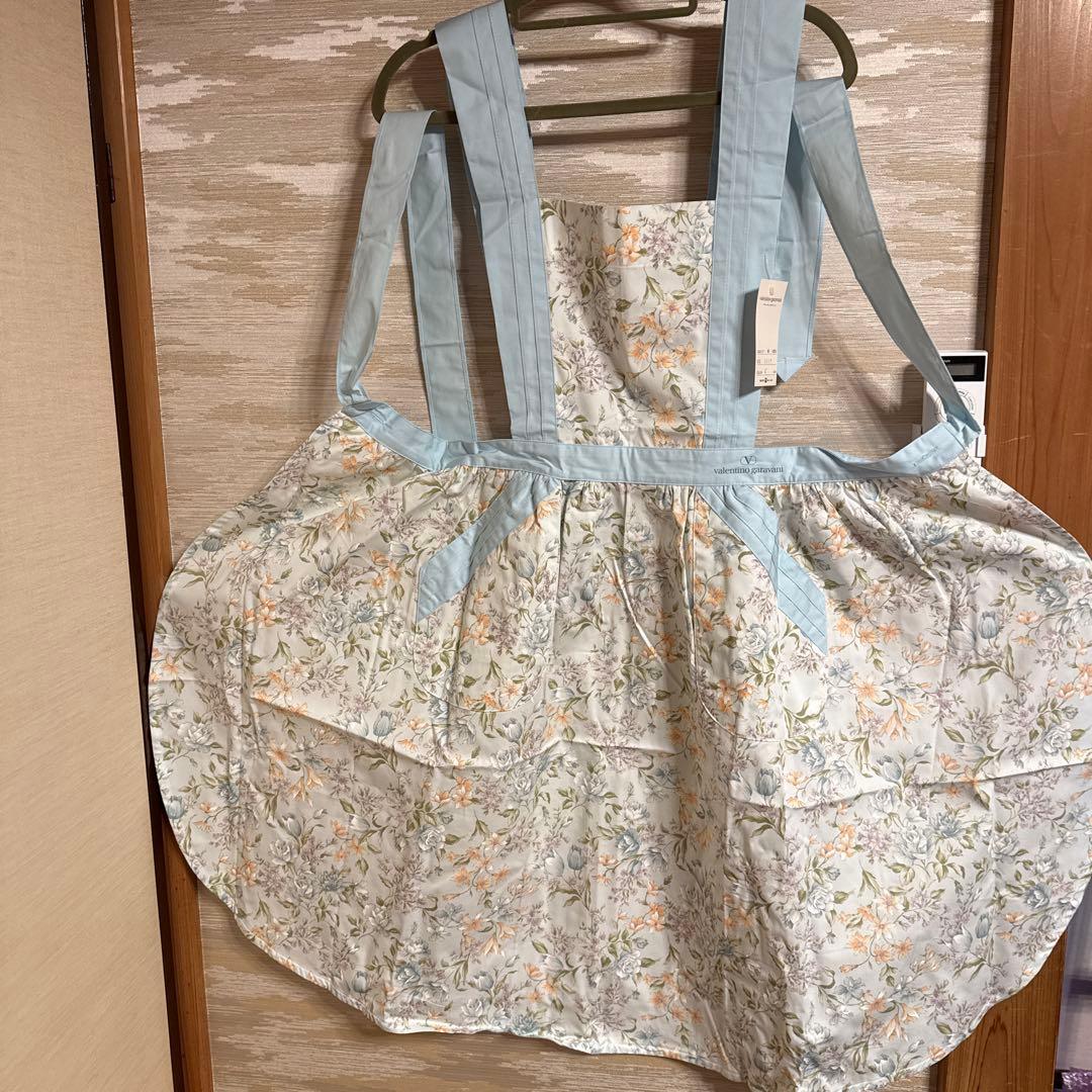 バレンチノガラバーニィのウエスト切り替えデザイン、たっぷりギャザーのエプロン