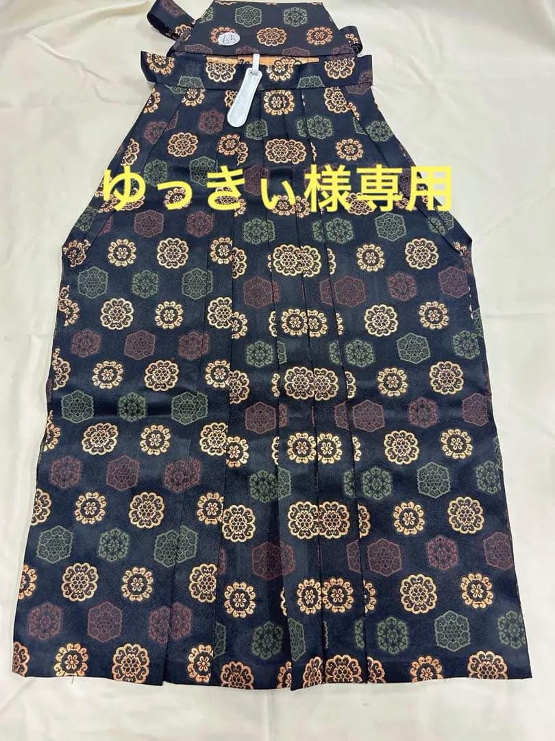 七五三 7歳男の子用7点セット。黒地に花柄の袴と草履、19.5cm