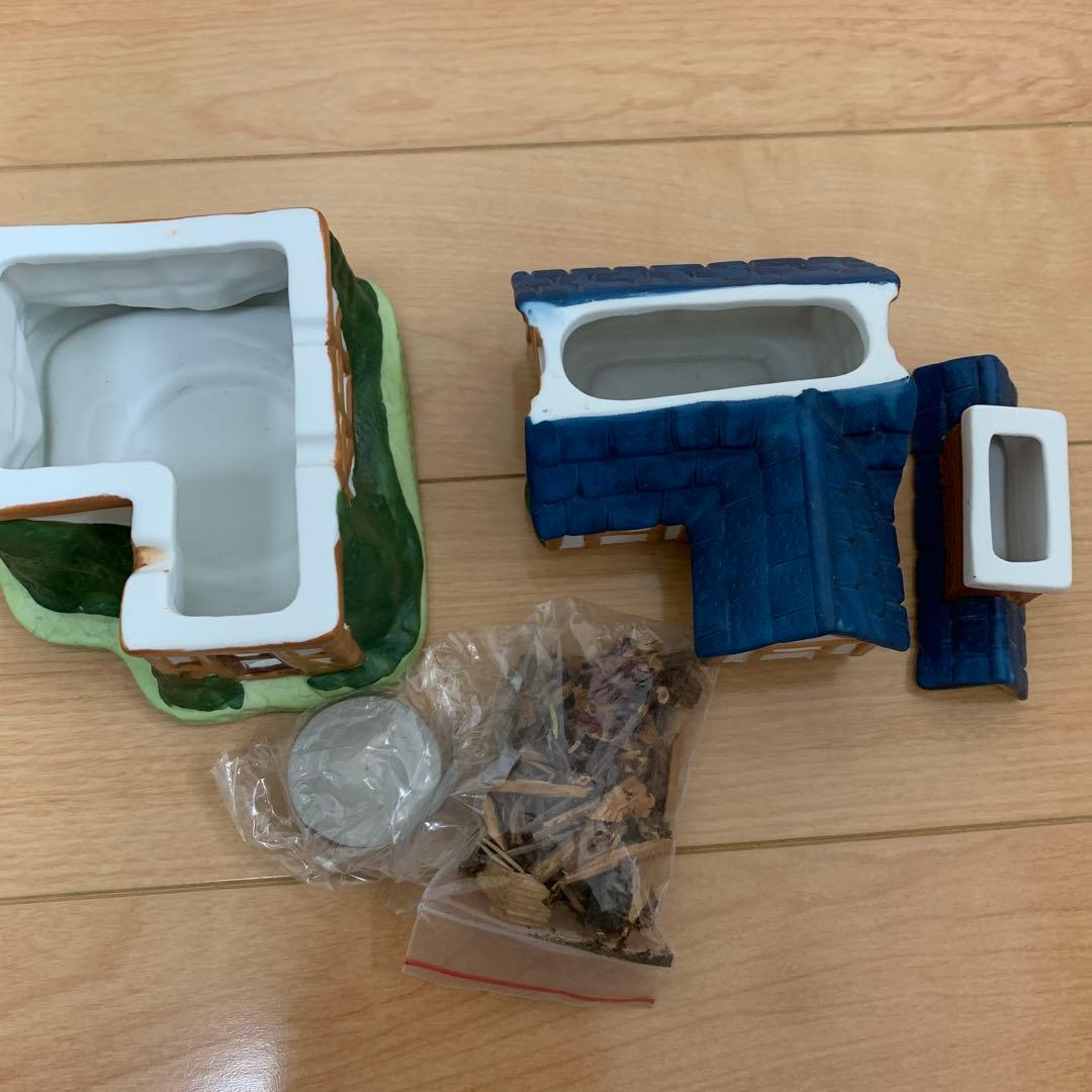 ミニチュアハウスクリスマスディスプレー　陶器のお家　雪の粉付き