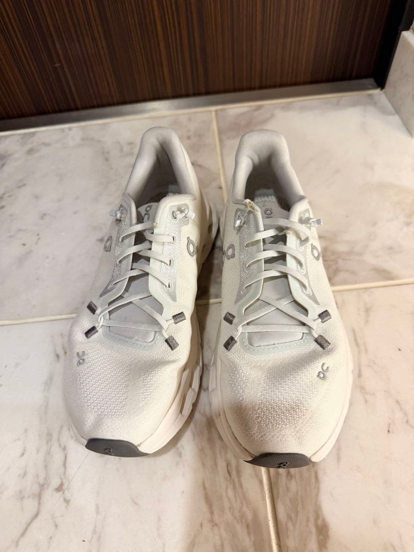 On ランニングシューズ ホワイト　24cm