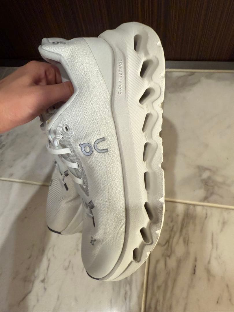 On ランニングシューズ ホワイト　24cm