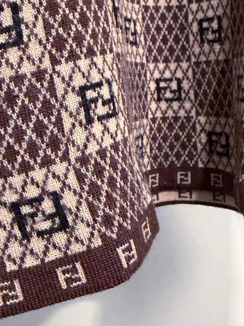 美品　FENDI モックネック・ニット　ロゴ　長袖　トップス　セーター