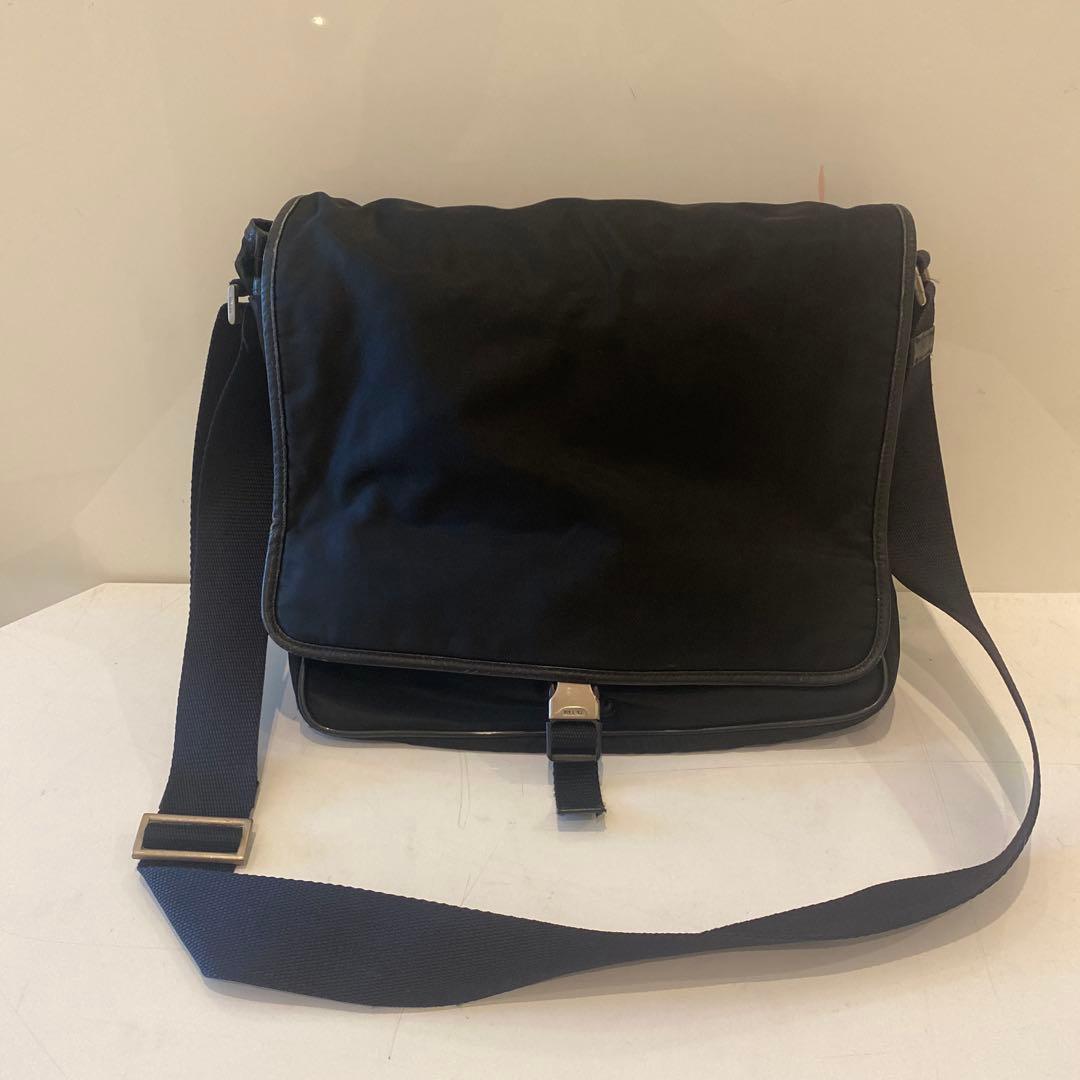 【PRADA】ショルダーバッグ　三角ロゴプレート　ナイロン　ブラック　A4