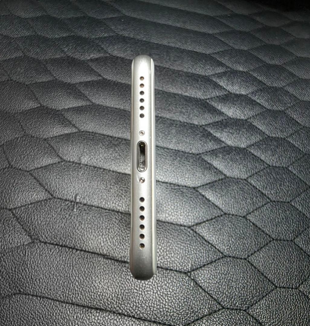 iPhone 8 シルバー 本体 SIMフリー 64GB