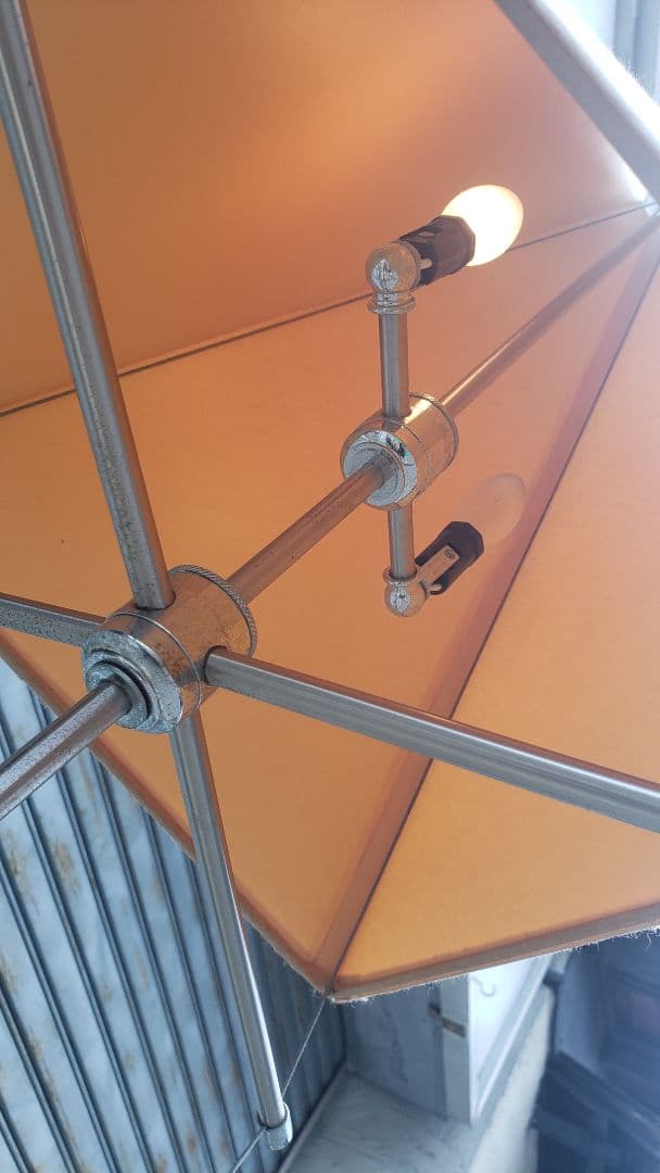 ワイヤーフレームのフロアスタンド　モダン　照明　フロアライト