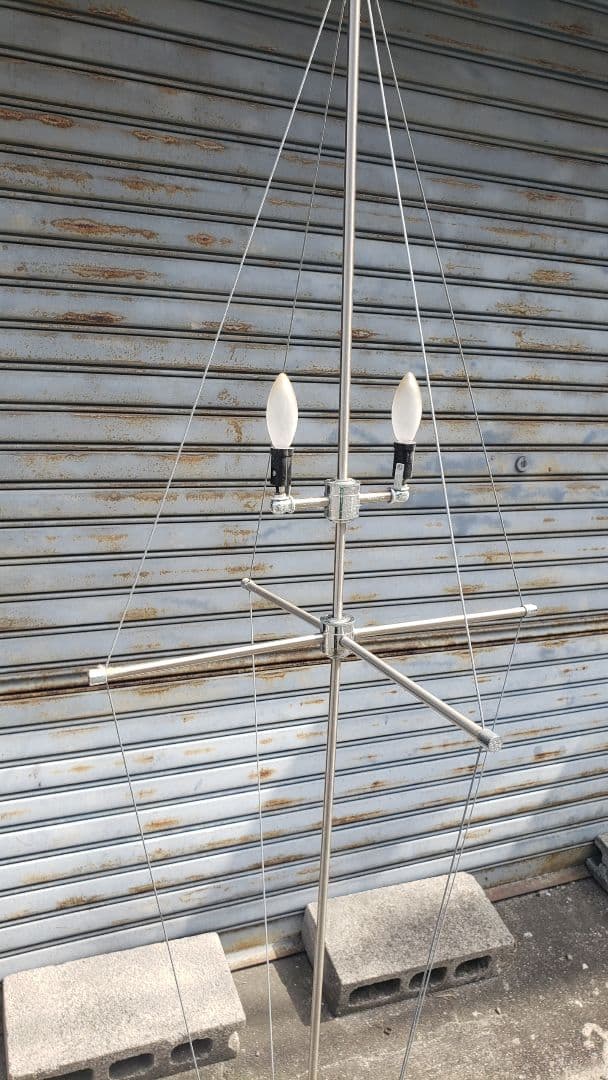 ワイヤーフレームのフロアスタンド　モダン　照明　フロアライト