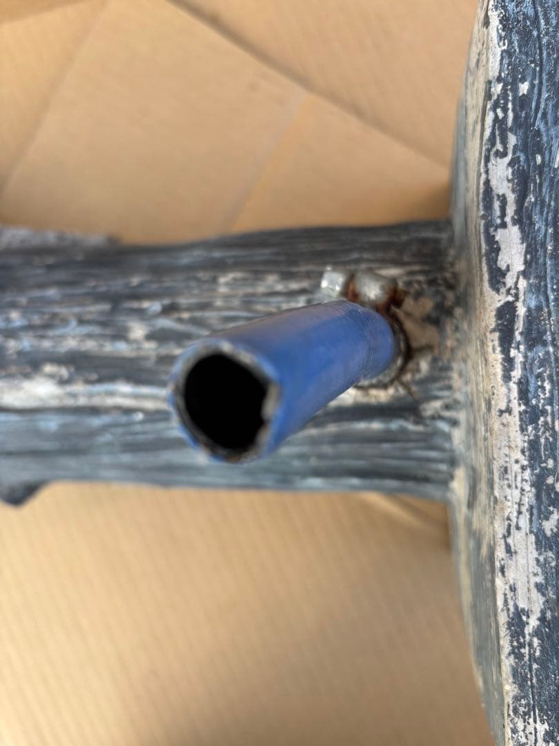 アンティークな可愛いリスの彫刻が特徴的な樹脂製柱ガ-デン雑貨リスのオーナメント