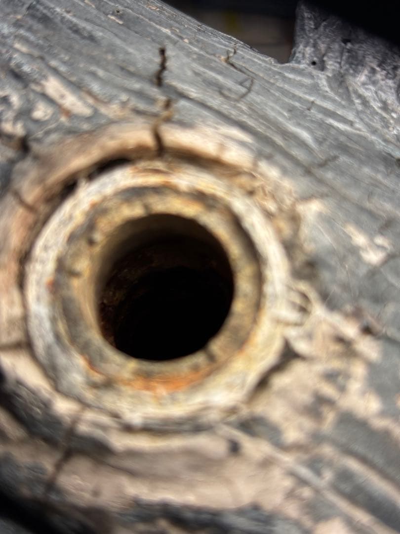 アンティークな可愛いリスの彫刻が特徴的な樹脂製柱ガ-デン雑貨リスのオーナメント