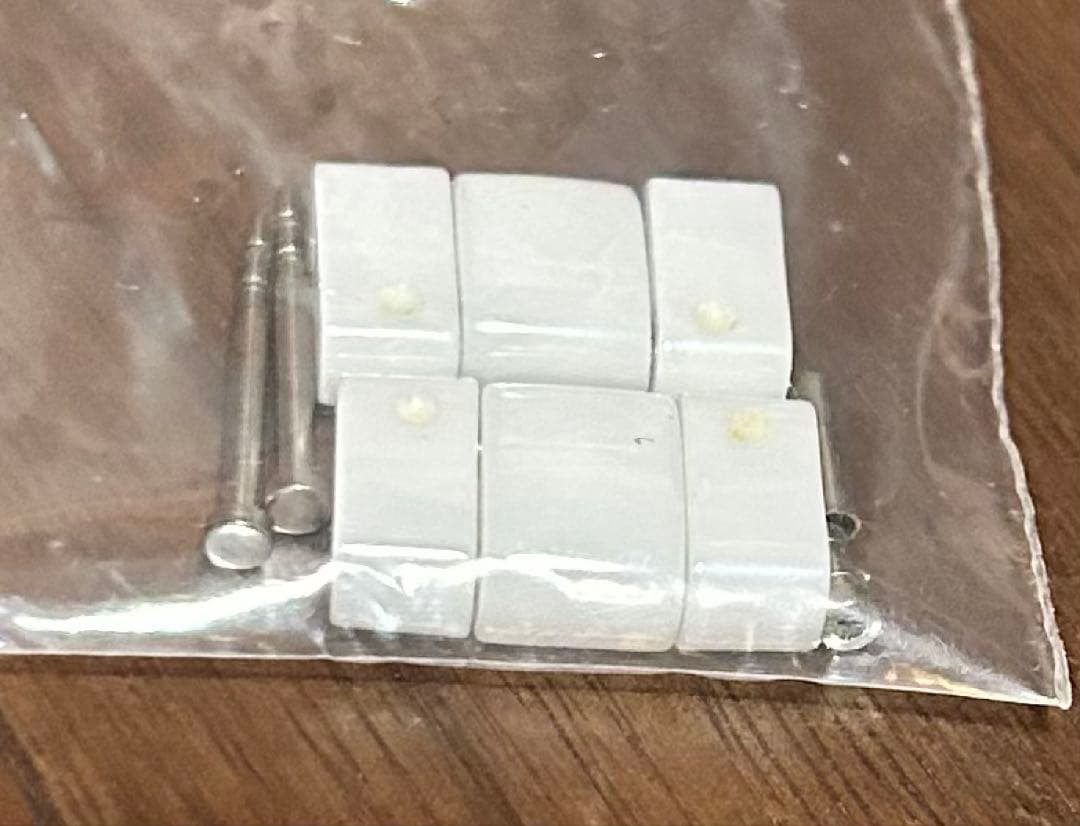 ハローキティ ３５周年記念 ホワイトセラミッククオーツ ダイヤモンド腕時計