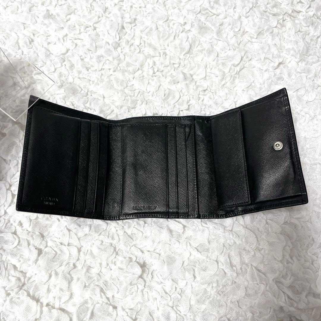 PRADA ブラック 三つ折り財布　プラダ　黒　サフィアーノレザー　コンパクト