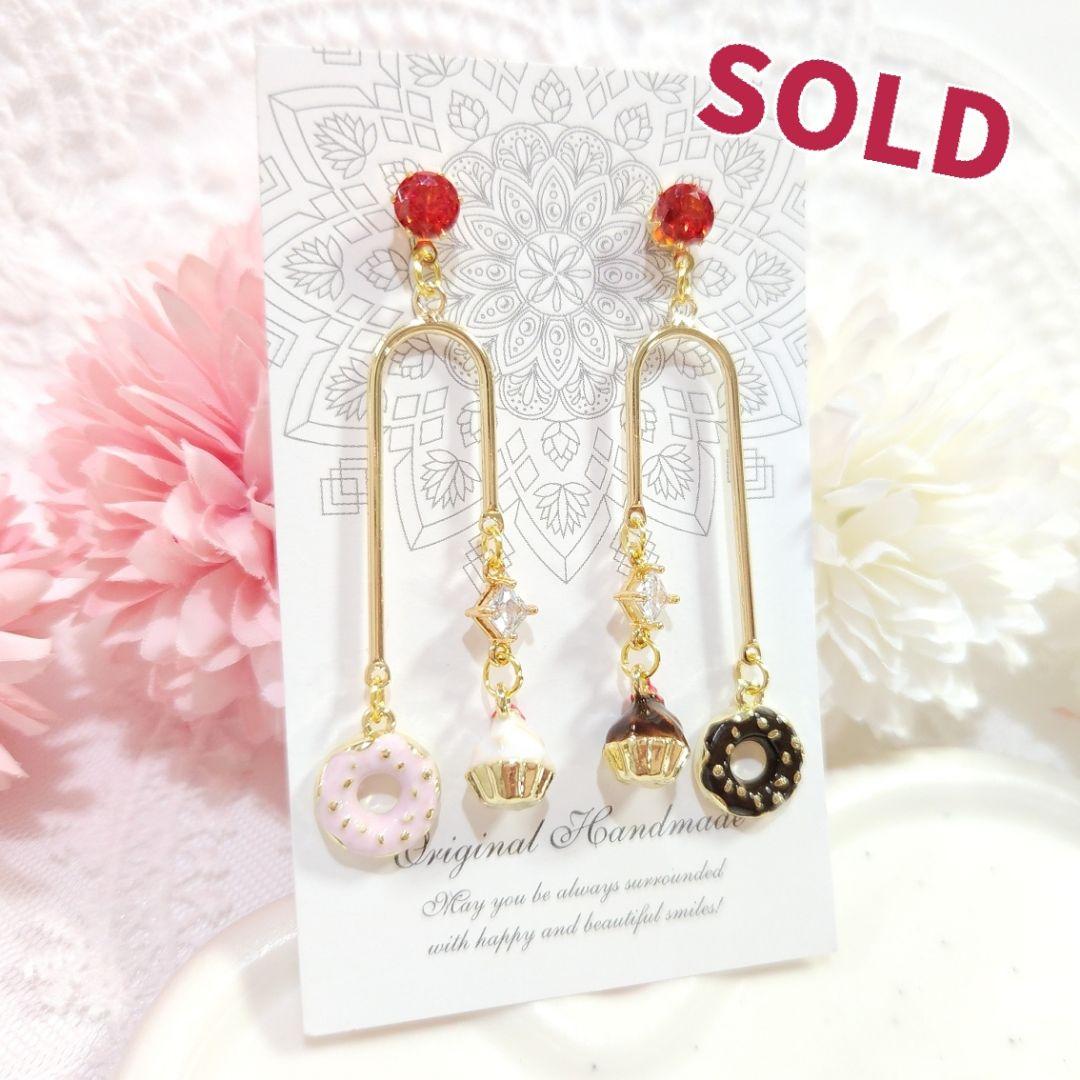 １点のみ♡大人のティータイム✨️ドーナツとカップケーキのキラキラ天秤ピアス♡