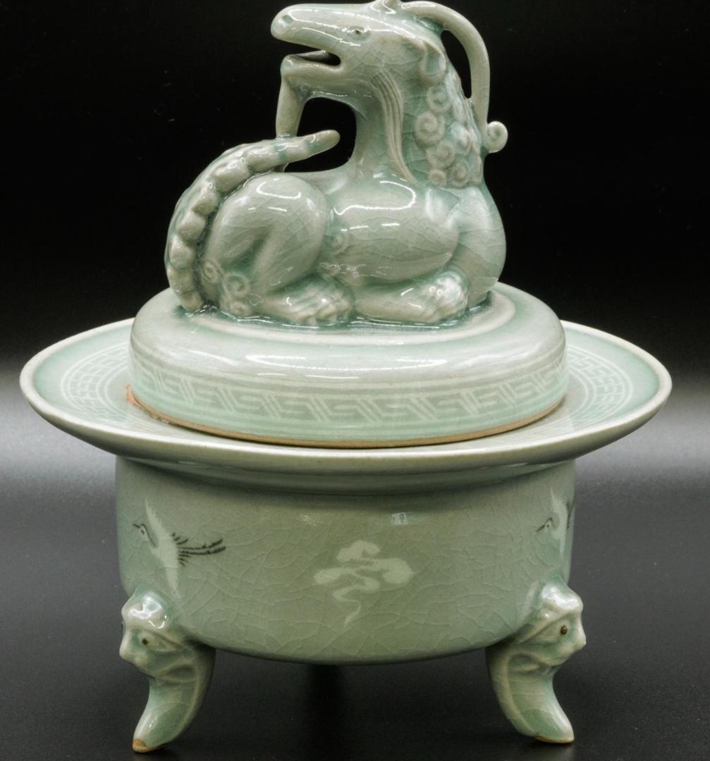 初代柳海剛 高麗青磁 三足香炉 幅14.9cmx高18cm 底部に描き銘 共箱付