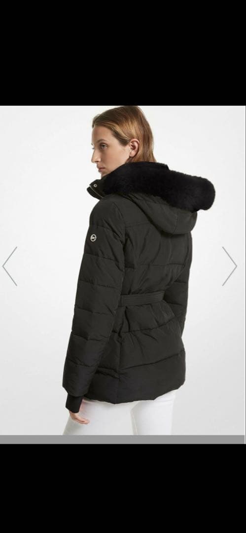 フード付きブラックダウンジャケット