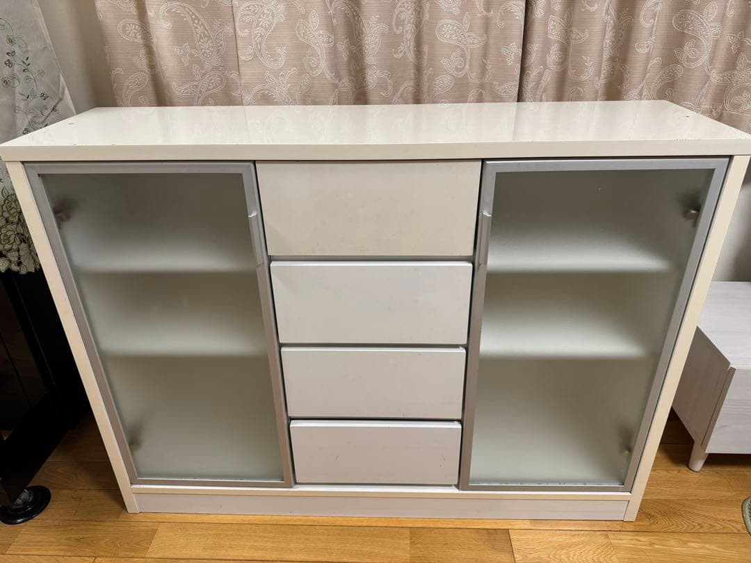 【送料込】ホワイトキャビネット 収納付き　ニトリ　キッチンボード　カップボード
