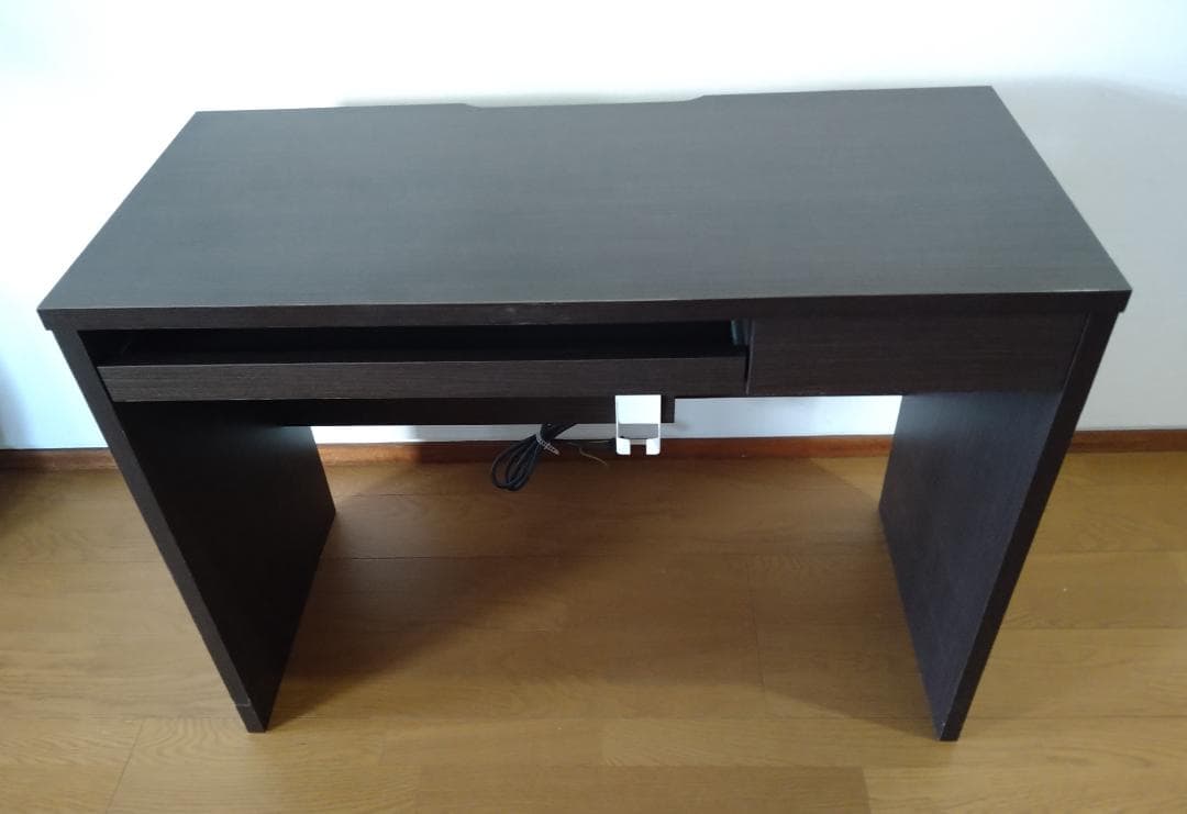 コンパクトな机　　引き出し・スライド式天板・電源コンセント付き