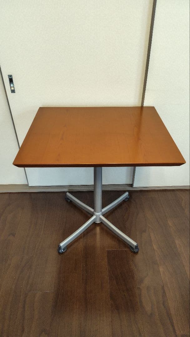 カフェテーブル　A　アジャスター付き 60cm✕70cm　木製天板