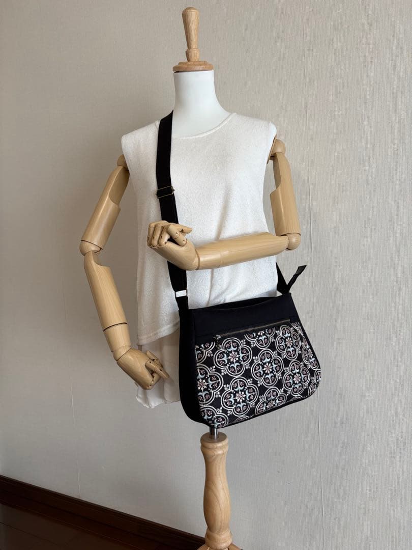 ショルダーバック　黒系刺繍
