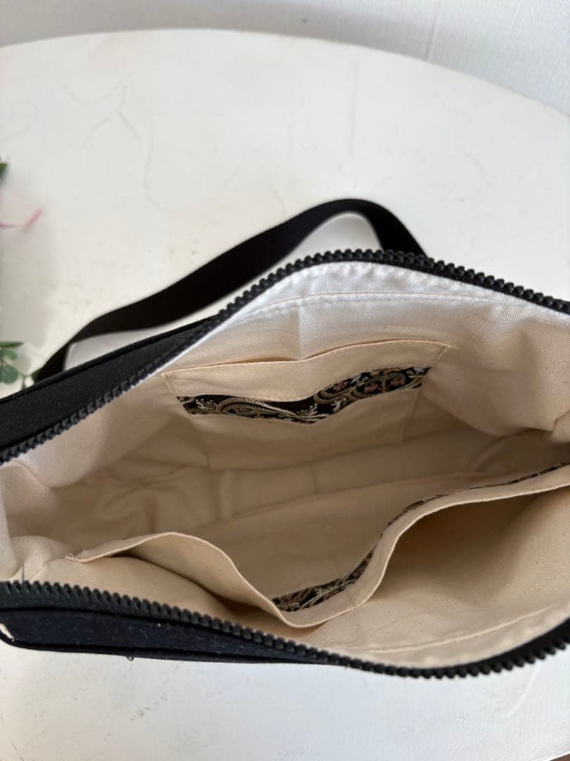 ショルダーバック　黒系刺繍