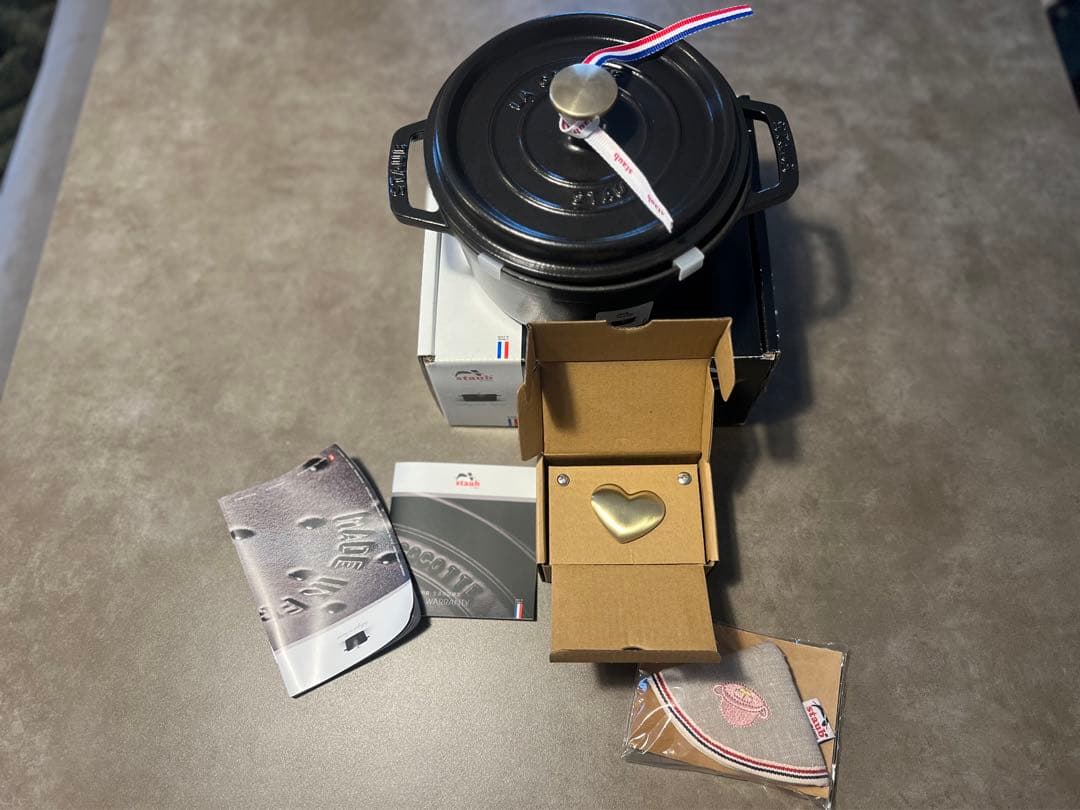 新品　ハートノブ、限定つかみ付き　ストウブ ラウンド 鍋　18cm ブラック