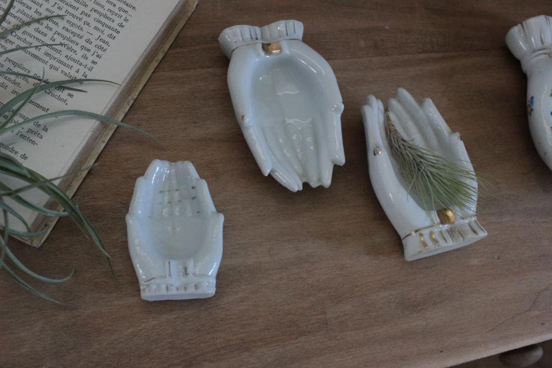 【C】ホワイトハンドモチーフ/Made in Japan /陶器製・小物入れ