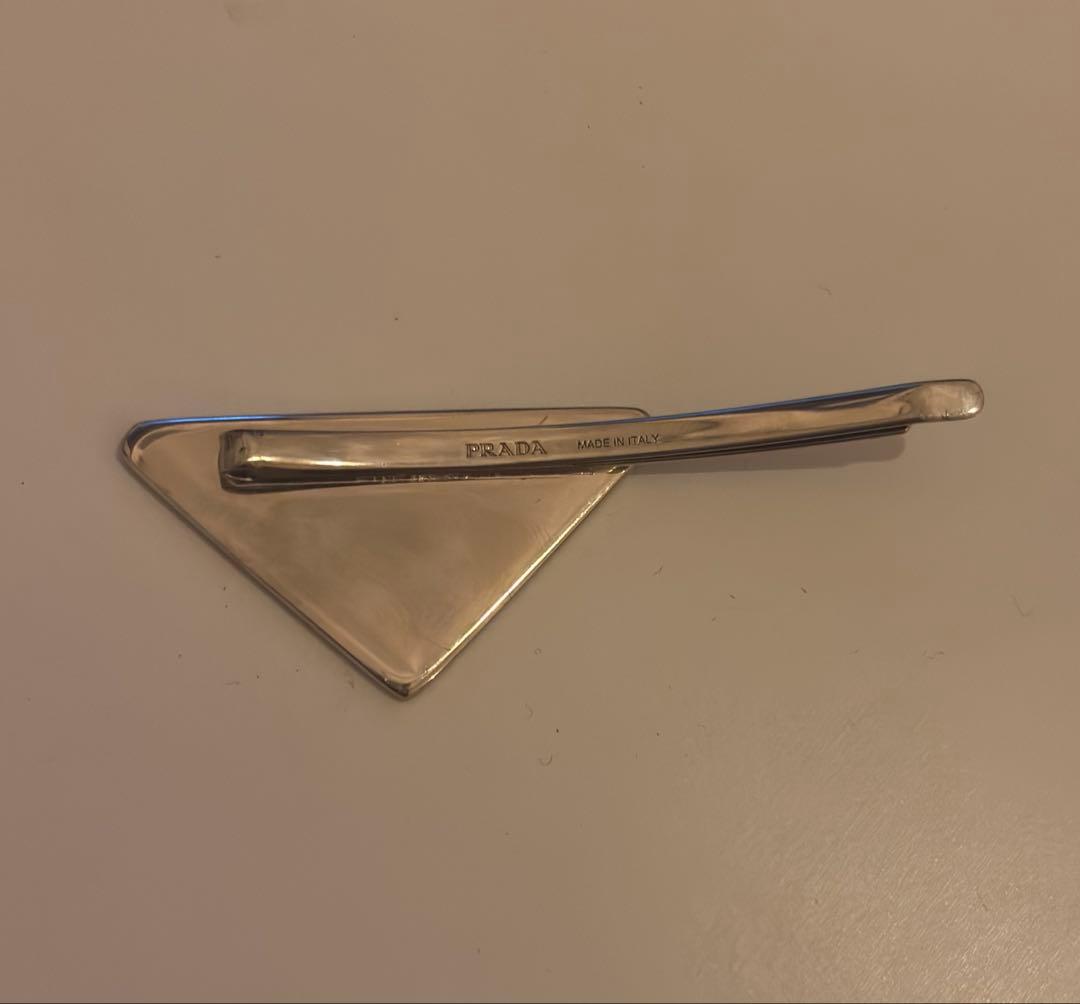 PRADAヘアピン