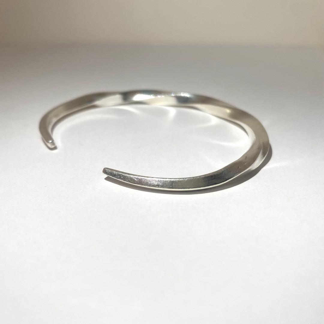 1013 カレンシルバー　ツイスト　バングル　ブレスレット　布袋付　ハンドメイド