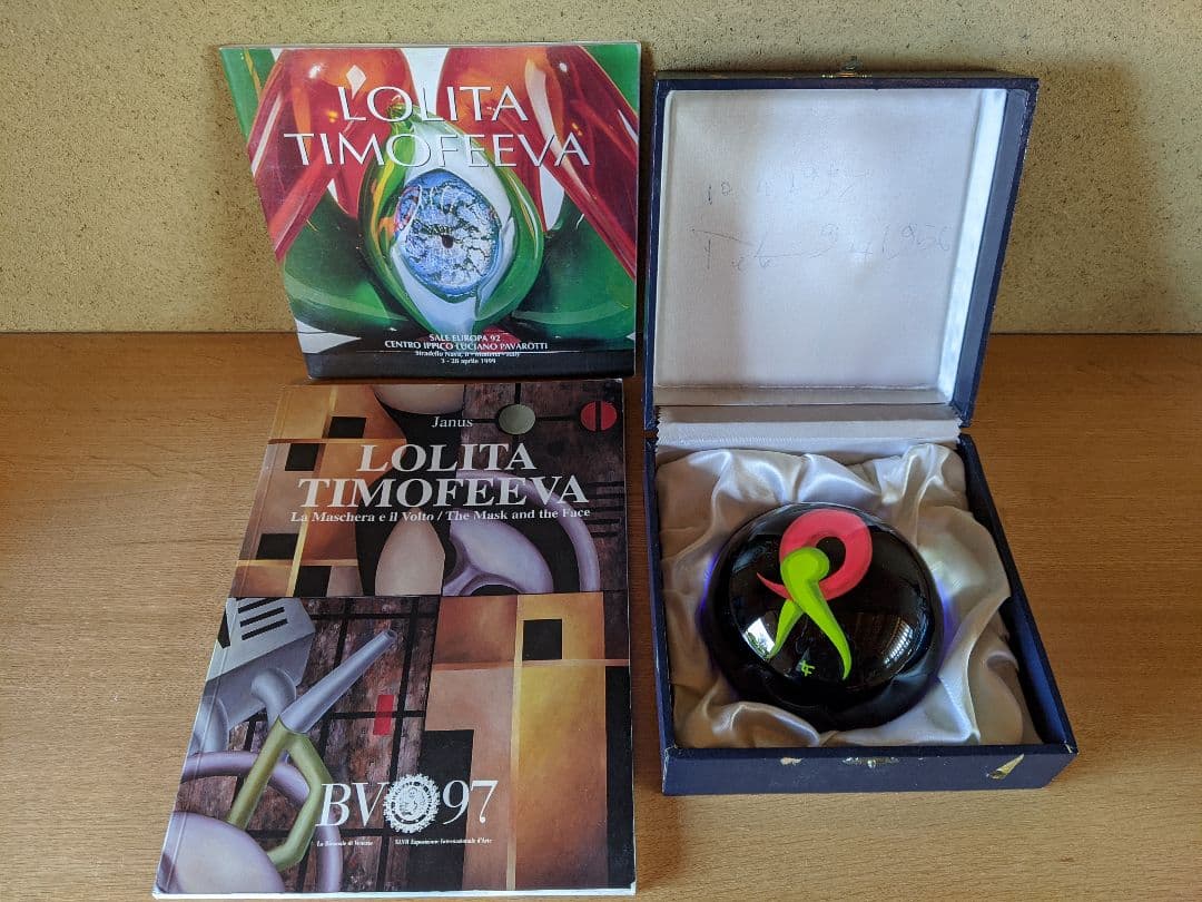 ロリータ・ティモフェエワのペーパーウエイト「女」＆作品集