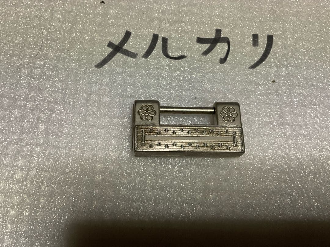 中国製／螺鈿模様の宝石箱。牡丹と百合があしらわれます【鍵付き　新品未使用品】。