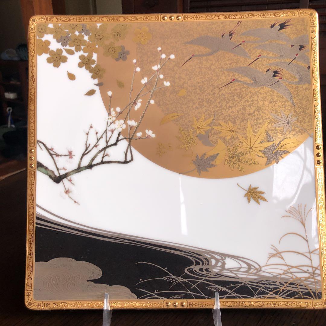 ノリタケ100周年を記念して作られた物で、四季をモチーフにした飾り皿です。