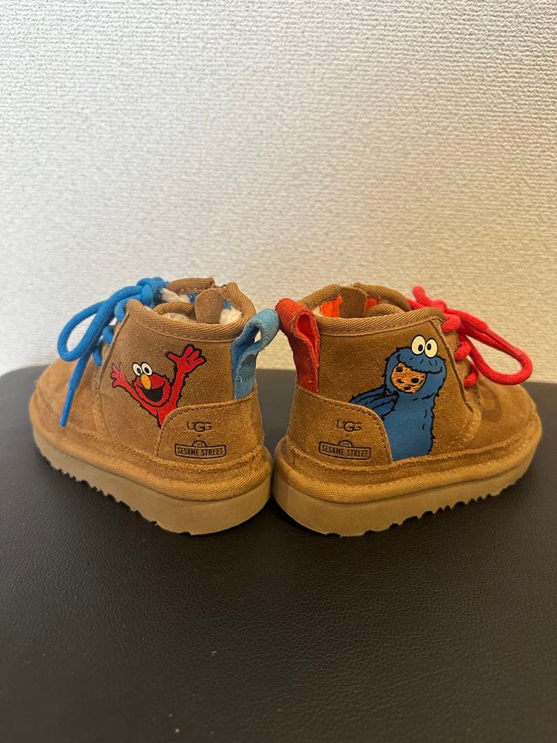 UGGキッズムートン14.5cm/チェスナット/限定セサミストリートコラボブーツ