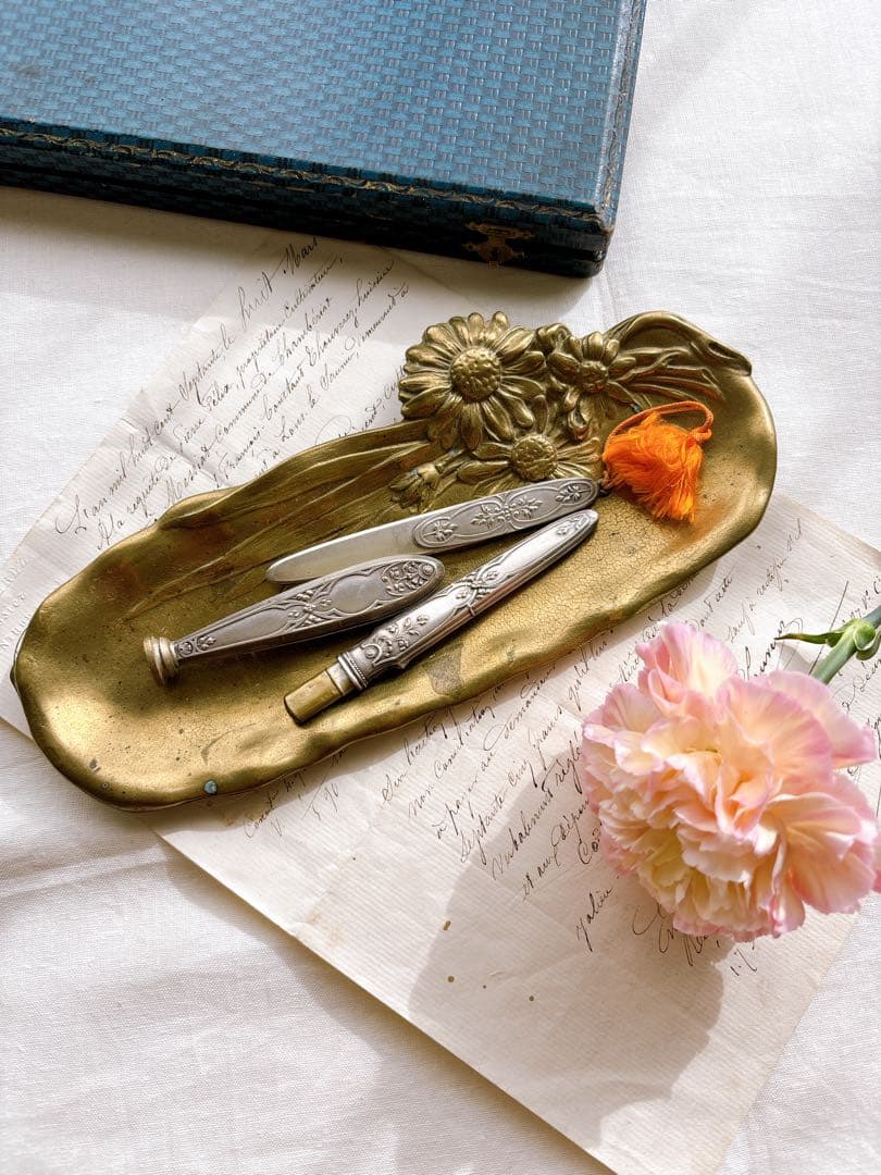 フランスブロカント　真鍮製トレイ・デイジー