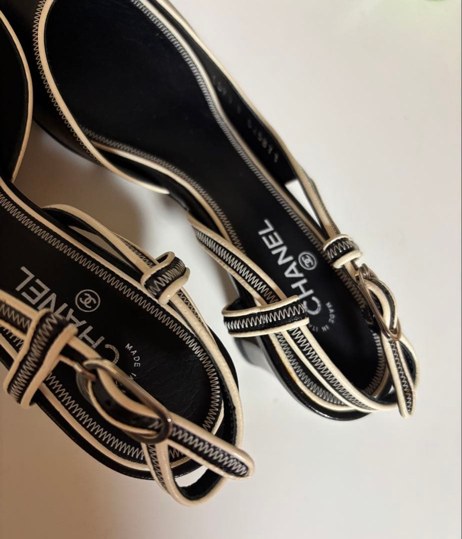 CHANELブラック、ベージュのパンプス