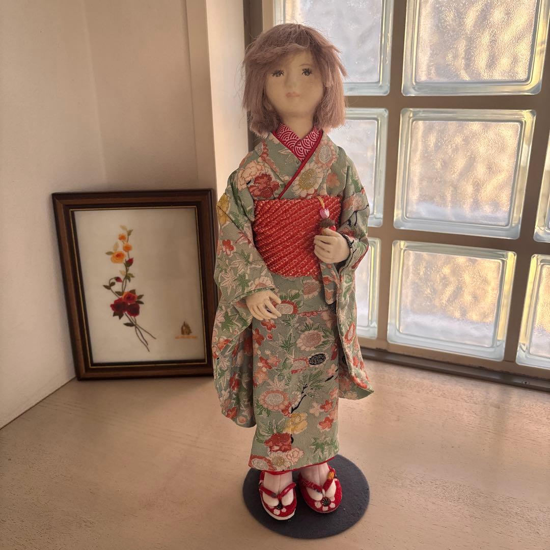 着物人形 緑色と赤色の着物