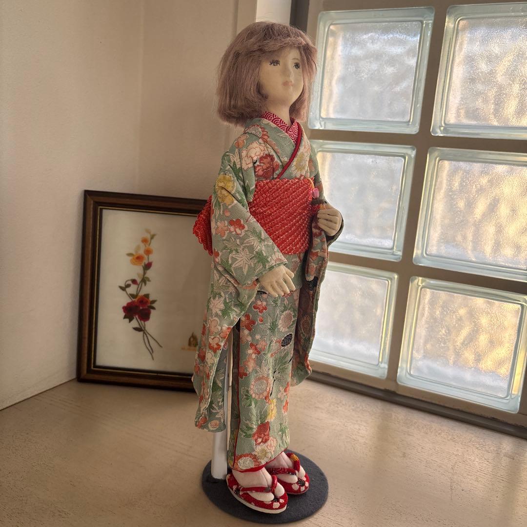 着物人形 緑色と赤色の着物