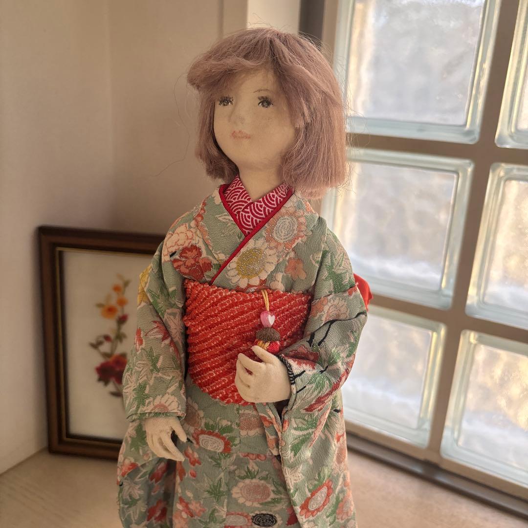 着物人形 緑色と赤色の着物